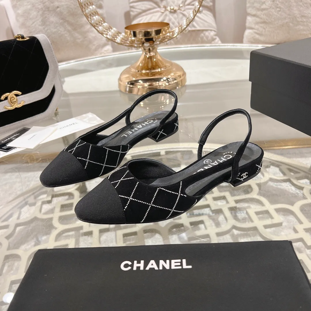 👟👟Ex-factory price 540👟👟 CHANEL Xiangjia 25vs spring and summer new fashion sandals series... Chanel is a very comprehensive noble fashion lifestyle brand. The same models are sold by major fashion bloggers and celebrities in Hong Kong, the United States, and other countries. They are simply beautiful. I fall in love with elegance and the playful sense of the future. I want to own them right away just by looking at them. But you can really think about a pair of exquisite high heels. This series is specially designed for extraordinary and indifferent ladies to create a unique overall effect. CHANEL designs products that inspire women to move forward and highlight their charm... 1️⃣Material: original customized high mercerized sheepskin 2️⃣Inner lining: original customized imported sheepskin 3️⃣Feet: original customized imported sheepskin 4️⃣Outsole: genuine leather sole imported from Italy 5️⃣Heel height: 2.5cm/6.5cm/9cm 6️⃣Number: 34-43 (34.40.41.42.43 customized is not returnable) 7️⃣Packaging: The latest and exquisite full set of packaging at the counter